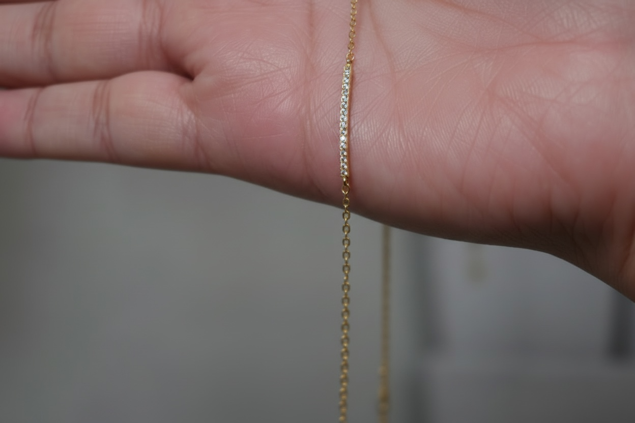 Hand holding bracelet Diamond Dainty 